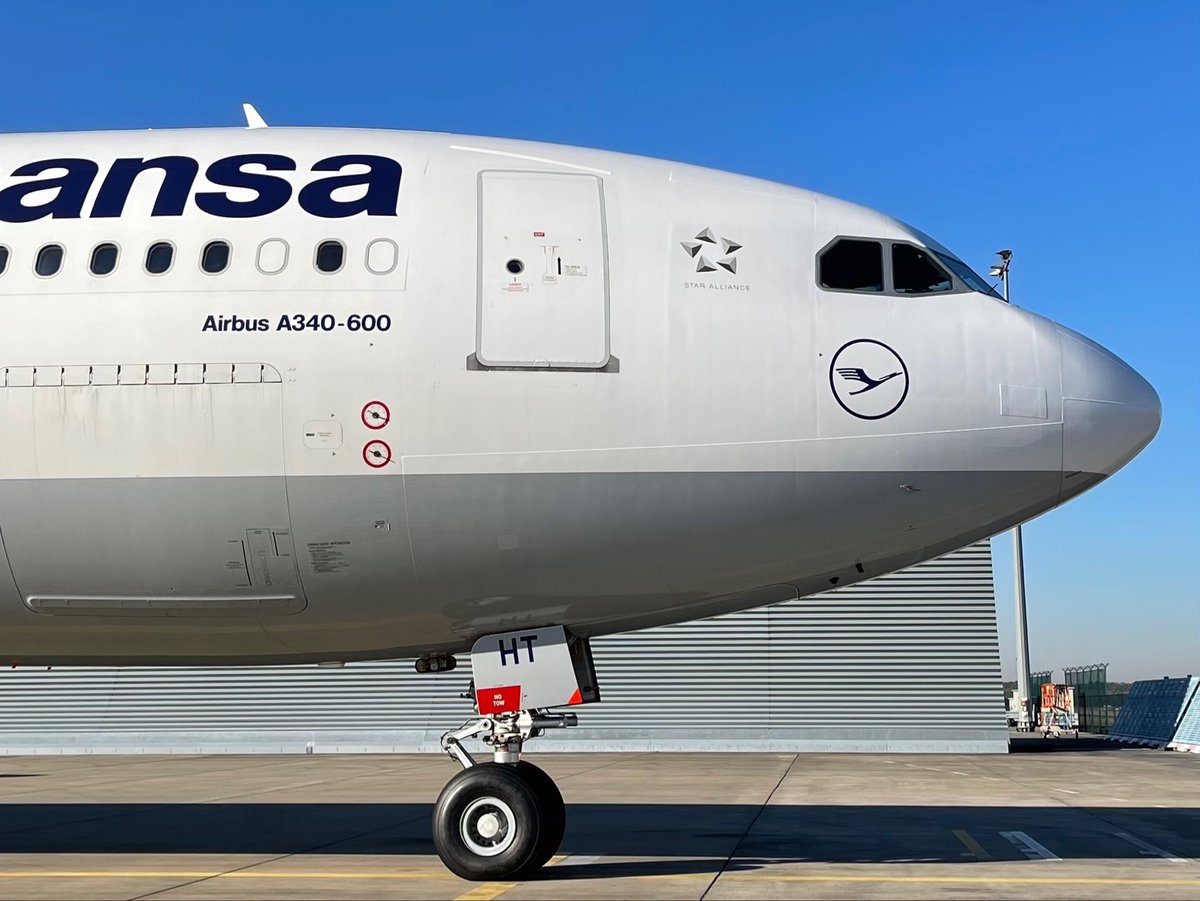 lufthansaNews's tweet photo. Look, who's back in town! 👀 Our longest ✈️ will leave @Airport_FRA to #Washington 🇺🇸 for the first time after its long storage. If you want to take a peek, follow our A346 @flightradar24: #LH418. ETD: 12:25 h. #planespotting #spotter https://t.co/ZyeGKf4rER