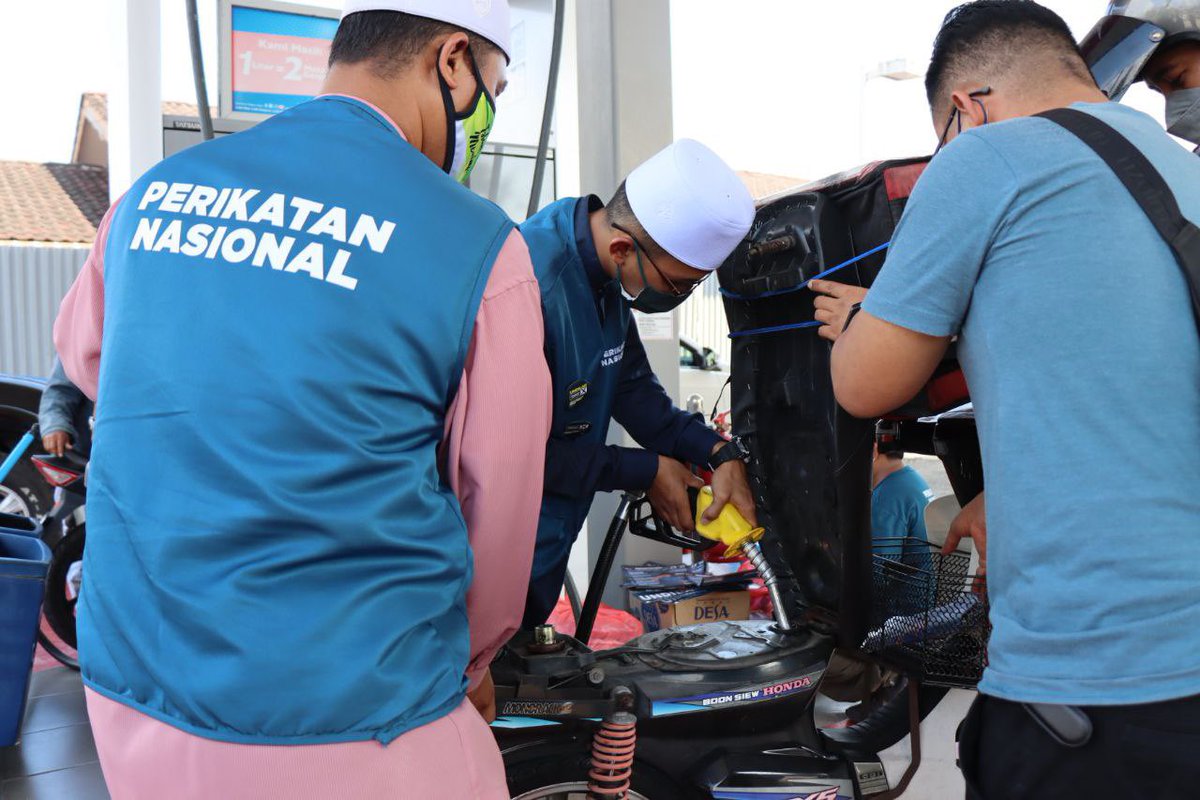CkgAbdAziz's tweet photo. PETROL PERCUMA LAGI! 😱

#DemiBangsaJohor #PerikatanNasional #PRNJohor #Undi18 #MaharaniPrihatin #MuoSederap #UndiPN https://t.co/YB8I2OwsA0