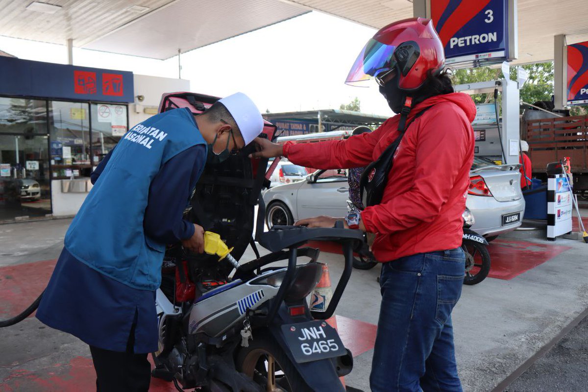 CkgAbdAziz's tweet photo. PETROL PERCUMA LAGI! 😱

#DemiBangsaJohor #PerikatanNasional #PRNJohor #Undi18 #MaharaniPrihatin #MuoSederap #UndiPN https://t.co/YB8I2OwsA0