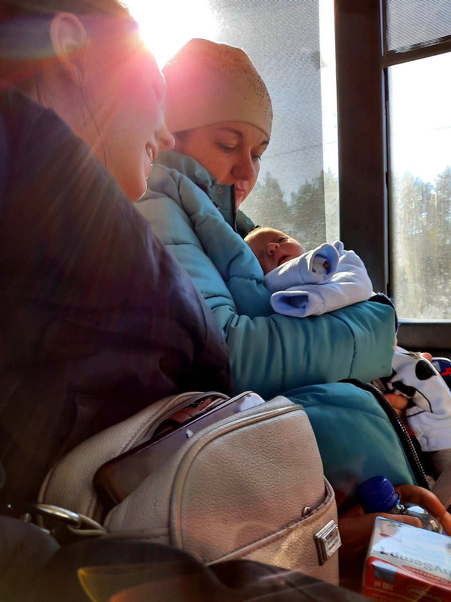 YLEKuronen's tweet photo. Kolmeviikkoinen vauva suomalaisten vapaaehtoisten bussissa matkalla Ukrainan Lvivistä Puolan rajalle. Vauvan perhe pakenee sotaa. Venäjän hyökkäys herättänyt ihmisiä auttamaan kaikkialla Euroopassa. #Ukraina https://t.co/nN5W19Hpeu