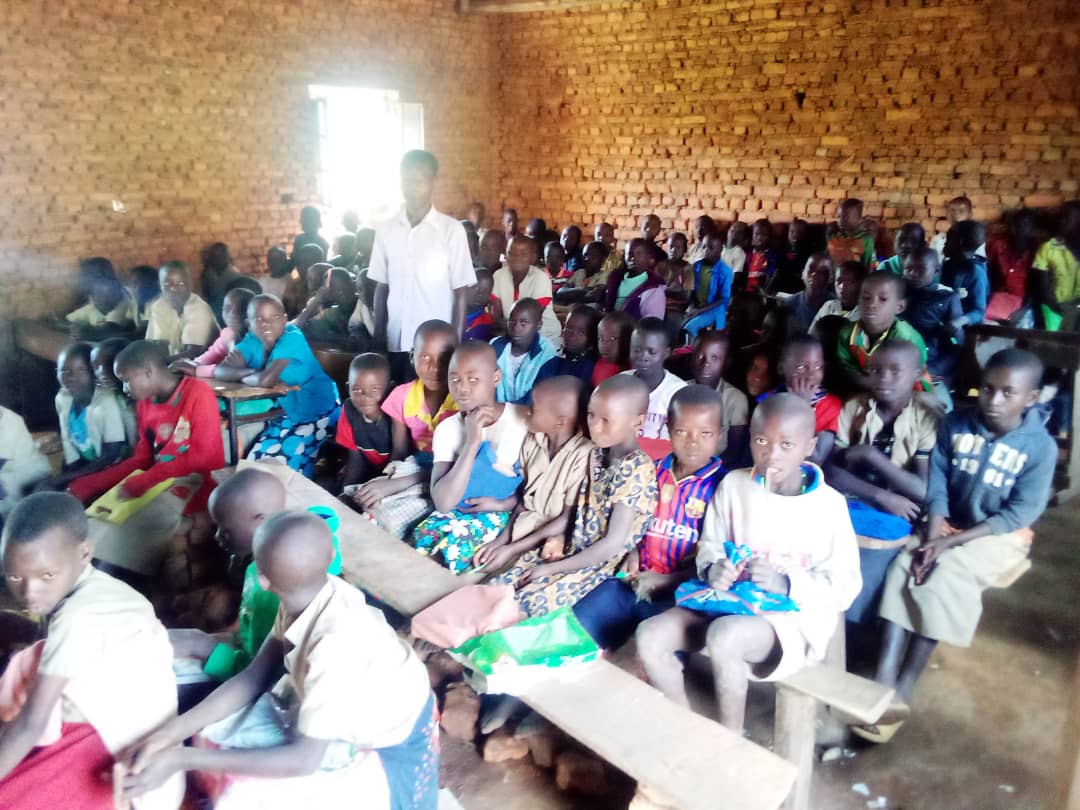 IngoMagazine's tweet photo. Ce 10/3, l'Association Sportive pour la Valorisation des Aptitudes des Vulnérables #ASVAV dirigée par la Star #Burundi-aise @FrancineNiyons4 a offert un don de 100 pupitres à l'école de #Muhene de la commune #Butaganzwa en @RuyigiProvince.
#BeautifulBurundi
#Abatwip
#ingomag https://t.co/ldA6uTVqfj