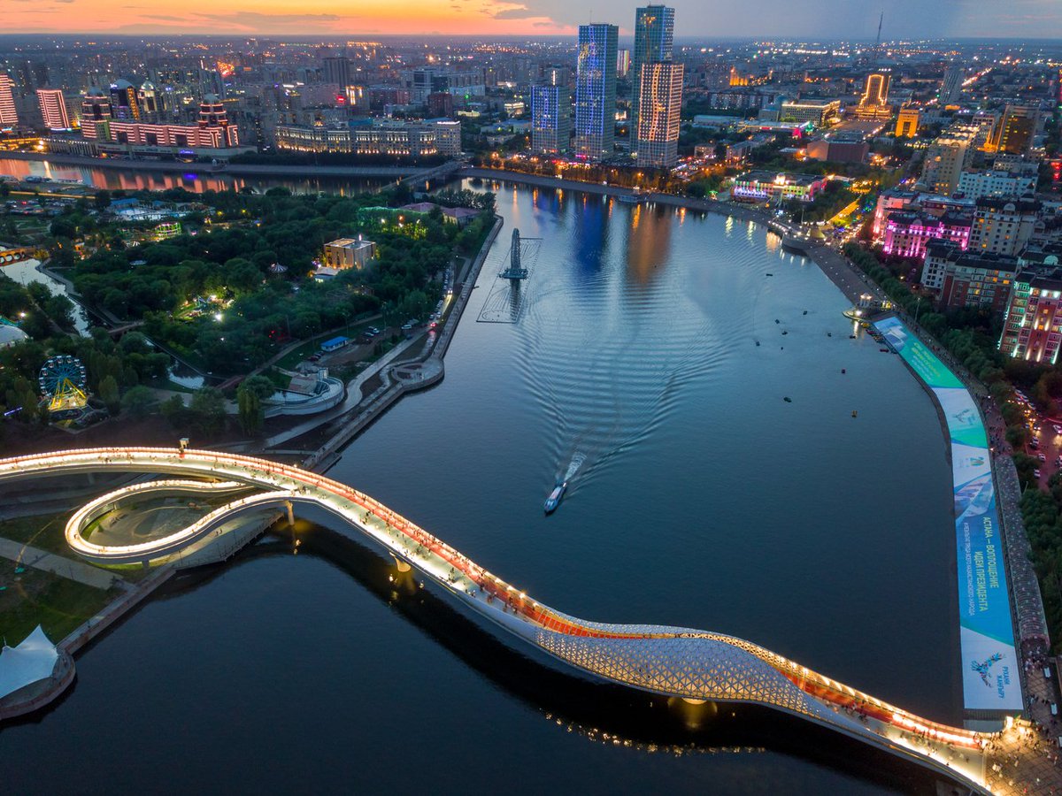 Aic360C's tweet photo. 👉Esta pasarela de 314 metros de largo y 10,5 metros de ancho es una obra maestra arquitectónica y fue un regalo de la región de Atyrau a la capital en su vigésimo aniversario. 

#Viernesdepuentes https://t.co/PvDgr5nPEQ