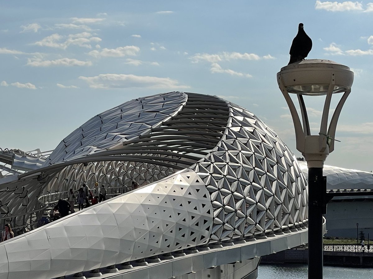 Aic360C's tweet photo. 👉Esta pasarela de 314 metros de largo y 10,5 metros de ancho es una obra maestra arquitectónica y fue un regalo de la región de Atyrau a la capital en su vigésimo aniversario. 

#Viernesdepuentes https://t.co/PvDgr5nPEQ