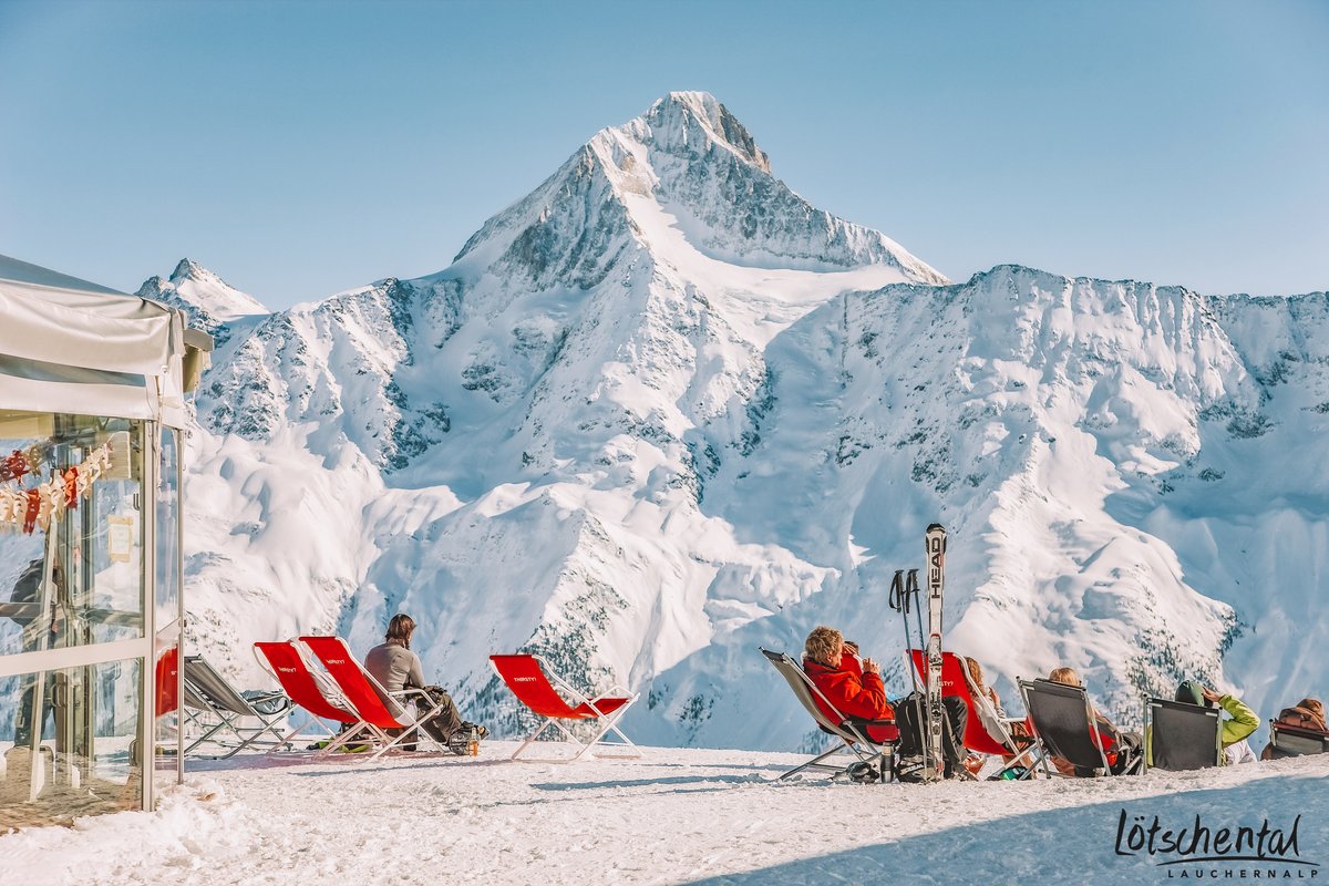 Tagsüber heizt die Sonne mittlerweile ziemlich ein!
Die Terrassen der Beizen auf der Lauchernalp sind willkommene Inseln im Schnee, auf denen sich bei super Weitblick gemütlich Sonne tanken lässt 😊

Wir wünschen ein erholsames Wochenende! ☀
#welcometothemagicvalley #lötschental