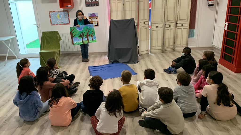 ie_martamata's tweet photo. Avui divendres els  infants de 2n hem visitat l’espai cultural Books&amp;Cookies on ens han explicat dos contes. Pel camí hem aprofitat per conèixer per on va passar l’aiguat del 17 i 18 d’octubre del 1940 i com el poble de Torelló ha anat canviant al llarg del temps.#PriIEMM https://t.co/boxYEWMZMw