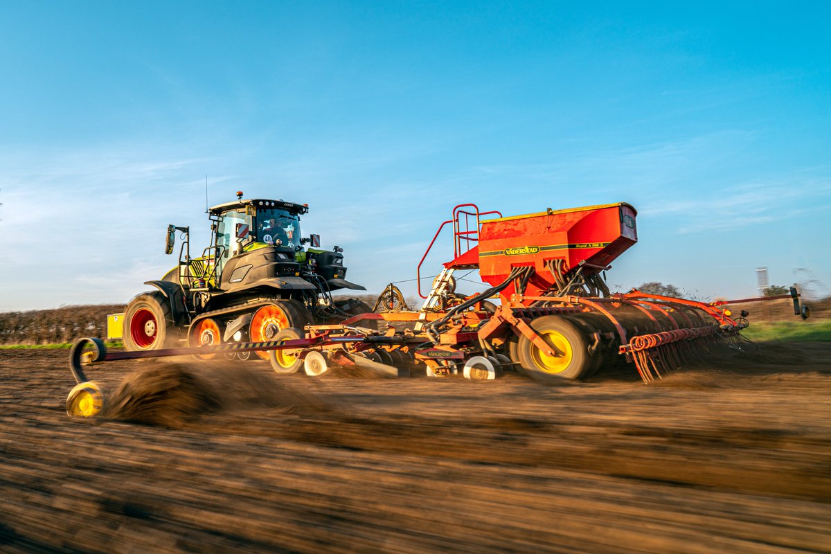 First day of drilling for Brett Vale Farming Company Ltd with their new #CLAAS AXION 960 TT near Ipswich. 
📸 tractormaddave on Instagram