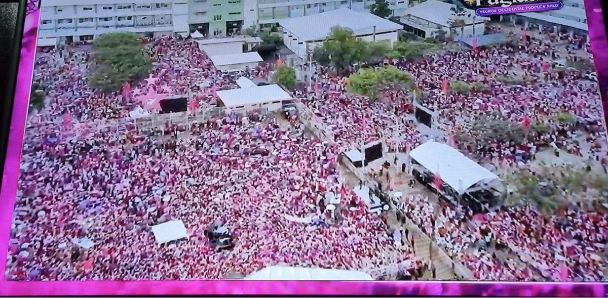 forgwenandblake's tweet photo. Wow wow wow LOOK AY MY HOMETOWN 😭 this is how much we love and believe in you @lenirobredo , the rightful president of the Philippines! 💓#BacolodIsPink #LeniForPresident2022 #Paglaum #KulayRosaAngBukas https://t.co/UDrg2Q0Eaq