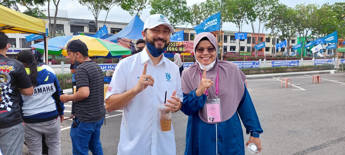 AhadMahaya's tweet photo. Menyantuni peniaga di Taman Tasik Layang - Layang bersama Dato Seri Utama Mukhriz Mahathir. Mengajak mereka semua keluar mengundi untuk mengubah kerajaan negeri dan menawarkan mereka Aspirasi Johor daripada Parti Pejuang Tanahair. @MukhrizMahathir @homelandPEJUANG https://t.co/PcXvT9WmiX