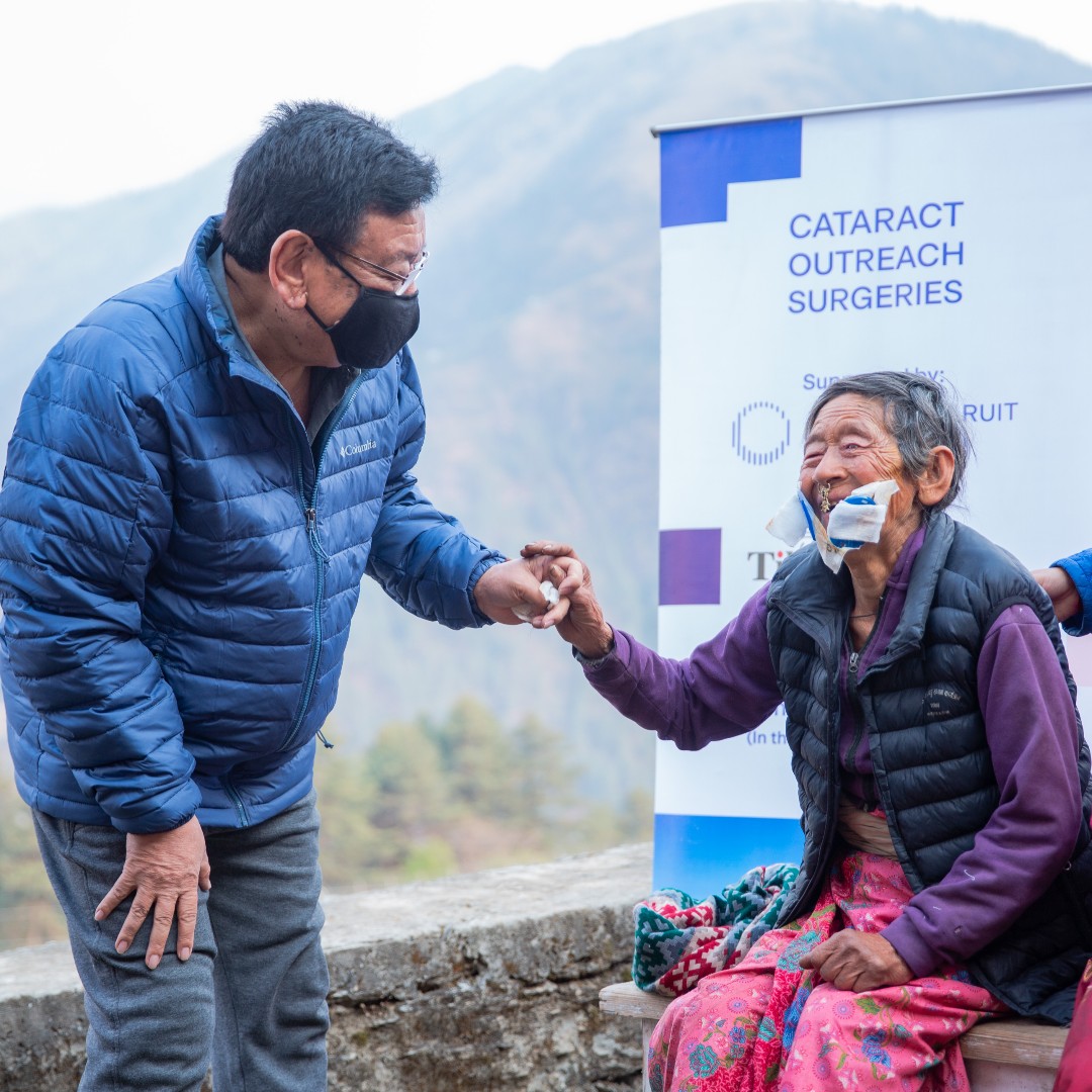 mrtejkohli's tweet photo. A #grateful patient thanks her surgeon Dr Ruit after receiving a
#secondchancetosight with the #TejKohliandRuitFoundation in
#Solukhumbu, Nepal. #TejKohliRuit #CuringBlindness
#NeedlessBlindness #Tejtalks https://t.co/z3YM6UbUbH