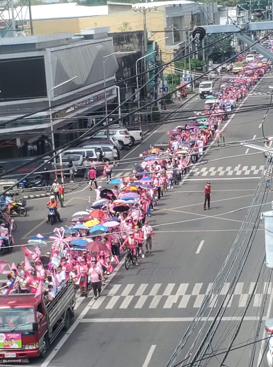 inquirerdotnet's tweet photo. LOOK: Pink-clad supporters march down the Lacson Street in Bacolod City to the Paglaum Stadium for the Grand People’s Rally of presidential candidate VP Leni Robredo and Senator Kiko Pangilinan. #VotePH  #OurVoteOurFuture | @carlapgomezINQ https://t.co/ldmrIV7zOW