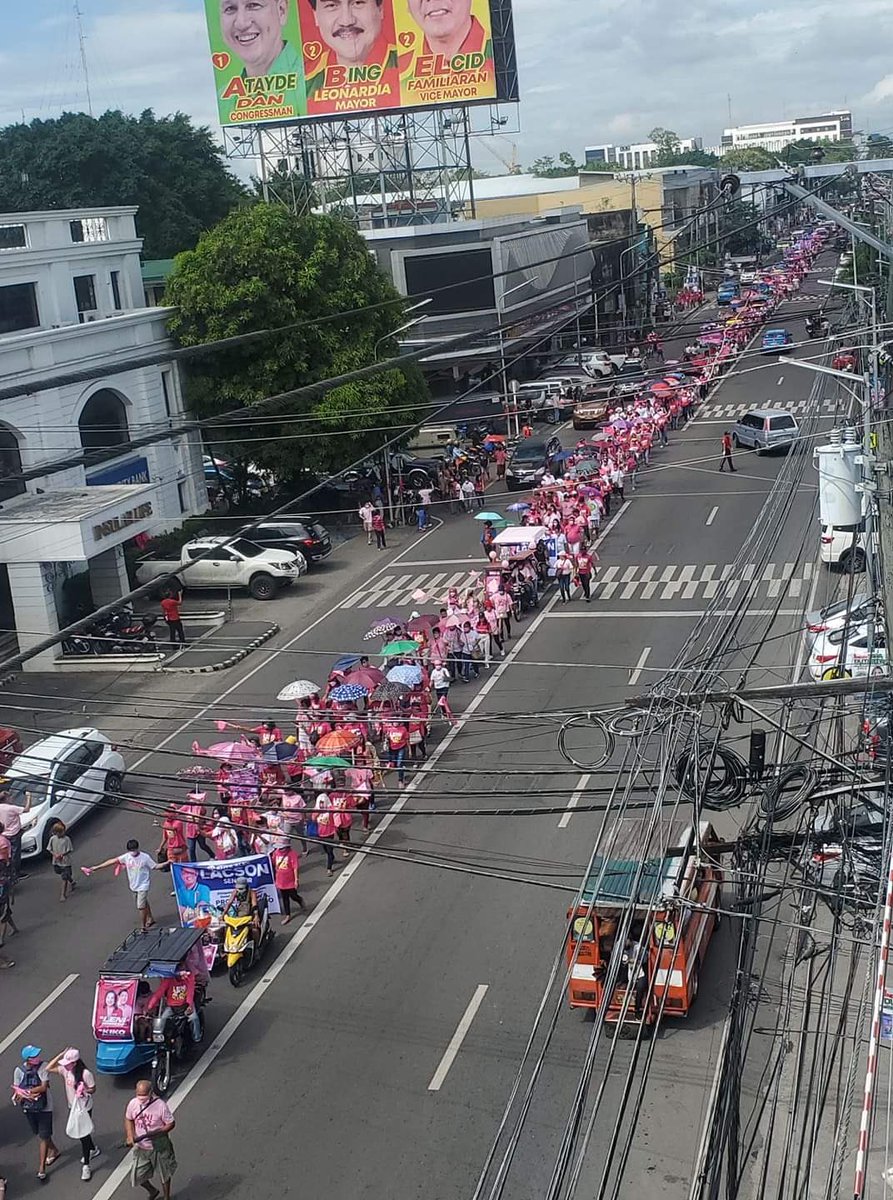 inquirerdotnet's tweet photo. LOOK: Pink-clad supporters march down the Lacson Street in Bacolod City to the Paglaum Stadium for the Grand People’s Rally of presidential candidate VP Leni Robredo and Senator Kiko Pangilinan. #VotePH  #OurVoteOurFuture | @carlapgomezINQ https://t.co/ldmrIV7zOW