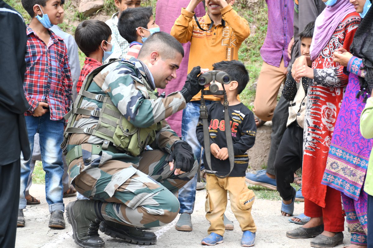 ChinarcorpsIA's tweet photo. 𝐓𝐢𝐦𝐞 𝐭𝐨 𝐬𝐞𝐞 𝐭𝐡𝐞 𝐖𝐨𝐫𝐥𝐝!!!

#Kashmir 
#Chinarwarrior
#FearlessFriday
#IndianArmy
#InStrideWithTheFuture 
@adgpi 
@NorthernComd_IA https://t.co/sX3dxkcG1U