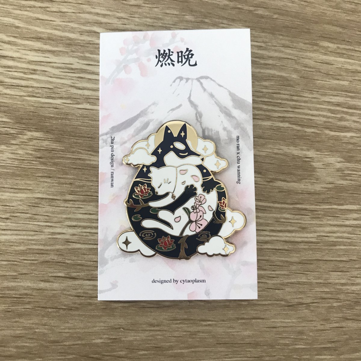 iristigerlily's tweet photo. ✨ERHA VOL. 1 &amp; ENAMEL PIN GIVEAWAY✨

To celebrate the release of Erha in English I'm giving away one copy of the novel + an enamel pin by @cytaoplasm!

🥟18+ only
🥟Open worldwide
🥟Like + RT to enter, no follow required
🥟No giveaway accounts
🥟Fin 18/3 11:59pm GMT
More info⤵️ https://t.co/xxGbWwxNaq