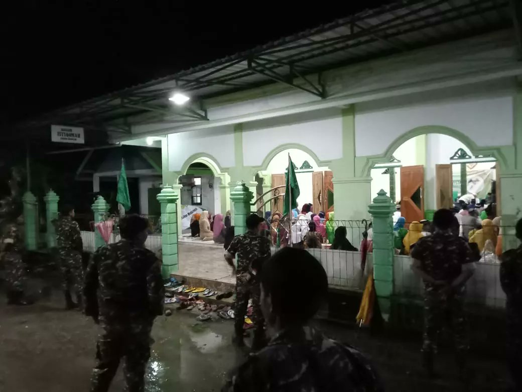 Giat PAM Banser Satkoryon Donorojo dalam kegiatan rutinan Rotib Dan Sholawat bersama masyarakat Dusun Ngricik, Desa Klepu, Kecamatan Donorojo Pacitan. 
Mauidhoh hasanah oleh Habib Husein Ba'abud, Kediri.
10/03/2022
#pagarbajagerakankita
#AnsorBanserPacitan