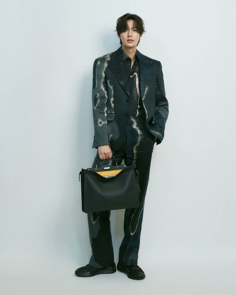 MinozTurkiye's tweet photo. Lee Min Ho'dan güzel haberler gelmeye devam ediyor😍😍
Büyük giyim markası BOSS'dan sonra, Lee Min Ho Ünlü giyim markası 𝐅𝐄𝐍𝐃İ'nin de reklam elçisi oldu
𝐋𝐄𝐄 𝐌İ𝐍 𝐇𝐎 & 𝐅𝐄𝐍𝐃İ devri başlıyor 👏👏👏
#LeeMinHo #Feendi
#mym @Fendi https://t.co/enslVqrmVj