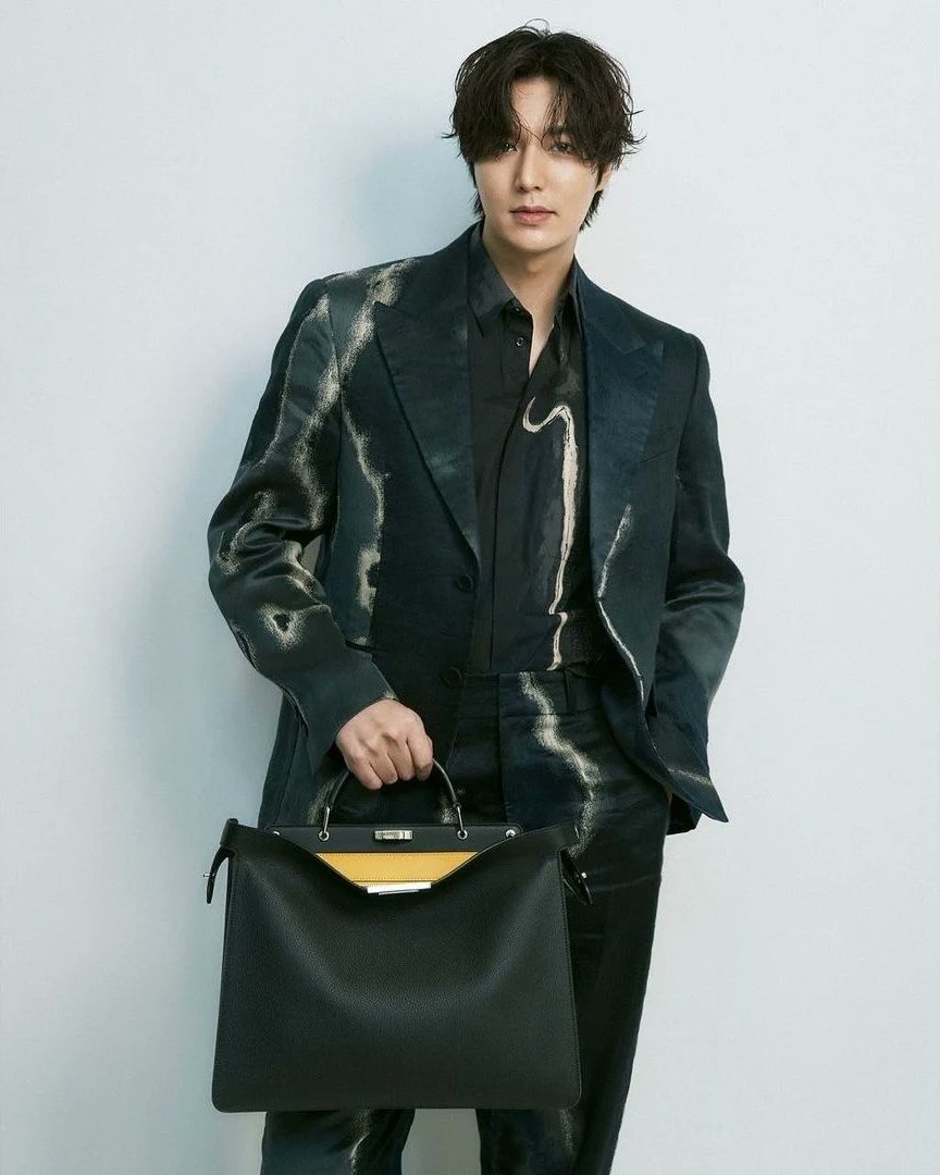 MinozTurkiye's tweet photo. Lee Min Ho'dan güzel haberler gelmeye devam ediyor😍😍
Büyük giyim markası BOSS'dan sonra, Lee Min Ho Ünlü giyim markası 𝐅𝐄𝐍𝐃İ'nin de reklam elçisi oldu
𝐋𝐄𝐄 𝐌İ𝐍 𝐇𝐎 & 𝐅𝐄𝐍𝐃İ devri başlıyor 👏👏👏
#LeeMinHo #Feendi
#mym @Fendi https://t.co/enslVqrmVj