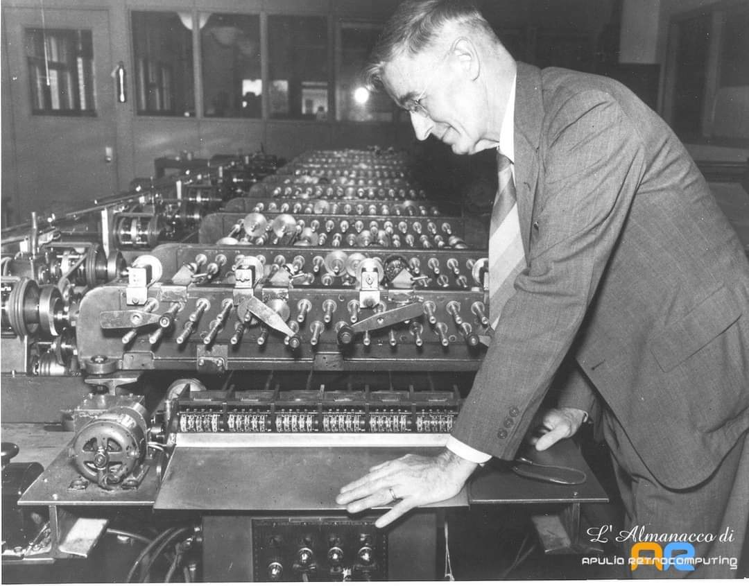 ApuliaRetro's tweet photo. #11marzo 1890
#AccaddeOggi
Nasce Vannevar Bush, precursore dell'#ipertesto.
Nel 1945 pubblica un articolo sul #memex, apparecchiatura per la raccolta ed organizzazione di testi. Predice: "Compariranno enciclopedie con una #rete di percorsi associativi che le collegano". https://t.co/xtExoRaeCz