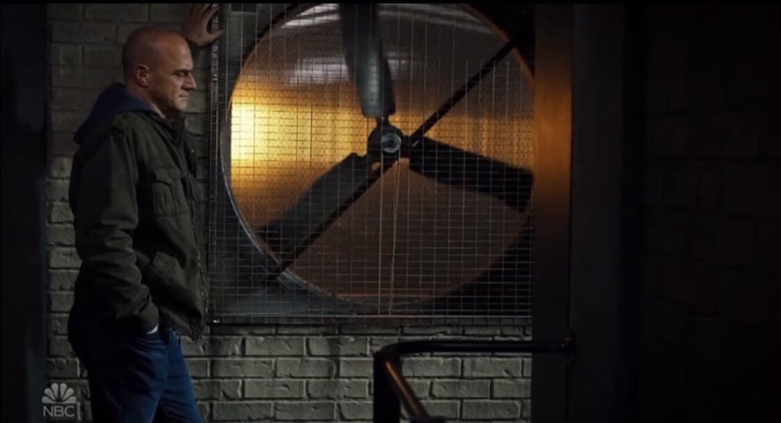 ShipperSeason's tweet photo. NEW THEORY. What if the fan in the OC building symbolizes EO?? When Liv grabbed El’s hand the first time, the fan wasn’t moving. But now, their relationship is starting to speed up, and THE FAN WAS MOVING SLOWLY. They will kiss there and the fan will be set to rapid. {confirmed} https://t.co/Wq3GOlZ8HE