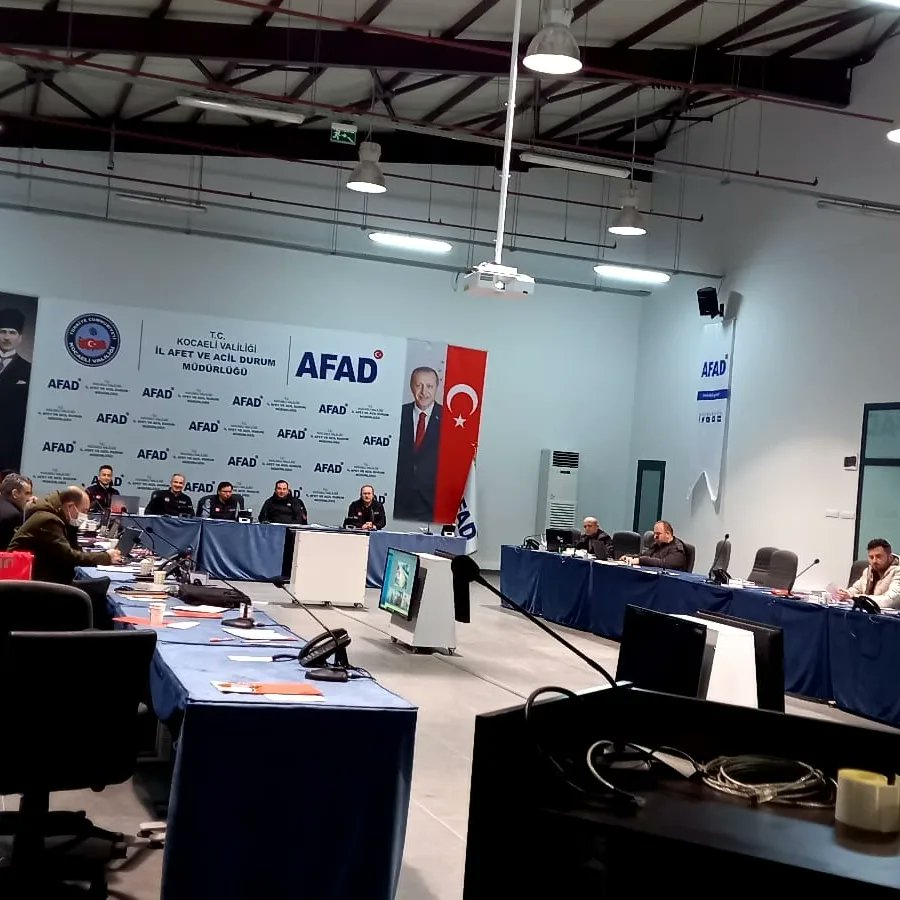 afadkocaeli's tweet photo. Vali Yardımcımız Sayın Aslan Avşarbey yoğun kar yağışı nedeniyle TAMP Yerel Düzey çalışma gruplarının temsilcilerinin katılımıyla 7/24 esasına göre çalışmaya başlayan İAADYM de mevcut durumla ilgili değerlendirmelerde bulundu.  
@AFADBaskanlik
@kocaelivaliligi 
#KarlaMucadele https://t.co/pEqVxeC3fh
