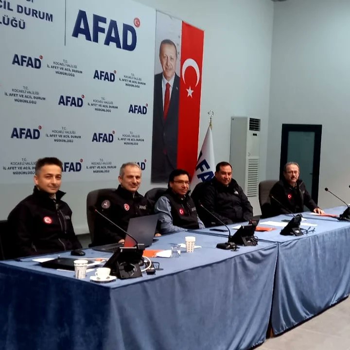 afadkocaeli's tweet photo. Vali Yardımcımız Sayın Aslan Avşarbey yoğun kar yağışı nedeniyle TAMP Yerel Düzey çalışma gruplarının temsilcilerinin katılımıyla 7/24 esasına göre çalışmaya başlayan İAADYM de mevcut durumla ilgili değerlendirmelerde bulundu.  
@AFADBaskanlik
@kocaelivaliligi 
#KarlaMucadele https://t.co/pEqVxeC3fh