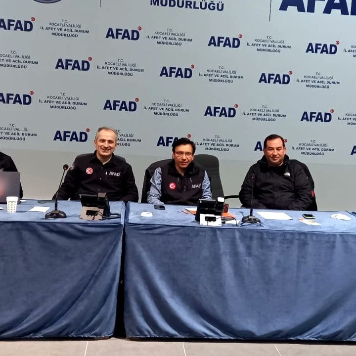 afadkocaeli's tweet photo. Vali Yardımcımız Sayın Aslan Avşarbey yoğun kar yağışı nedeniyle TAMP Yerel Düzey çalışma gruplarının temsilcilerinin katılımıyla 7/24 esasına göre çalışmaya başlayan İAADYM de mevcut durumla ilgili değerlendirmelerde bulundu.  
@AFADBaskanlik
@kocaelivaliligi 
#KarlaMucadele https://t.co/pEqVxeC3fh