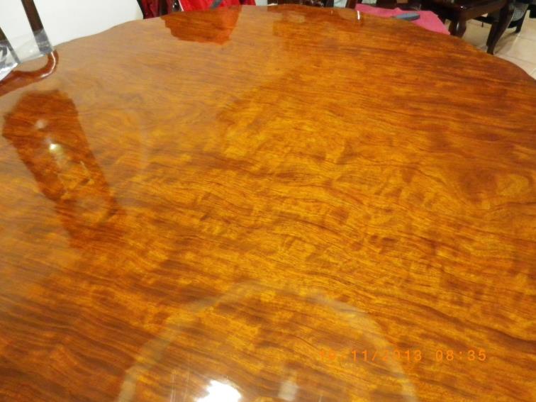 整套藏品是小葉楨楠(金絲楠)老料原木，與歷代皇帝的龍椅，羅漢床等同的金絲楠材質
The entire collection is made of yellow-brown small-leaf zhennan old logs, and the same golden silk nan material as the dragon chairs and Luohan beds of the emperors of the past dynasties.