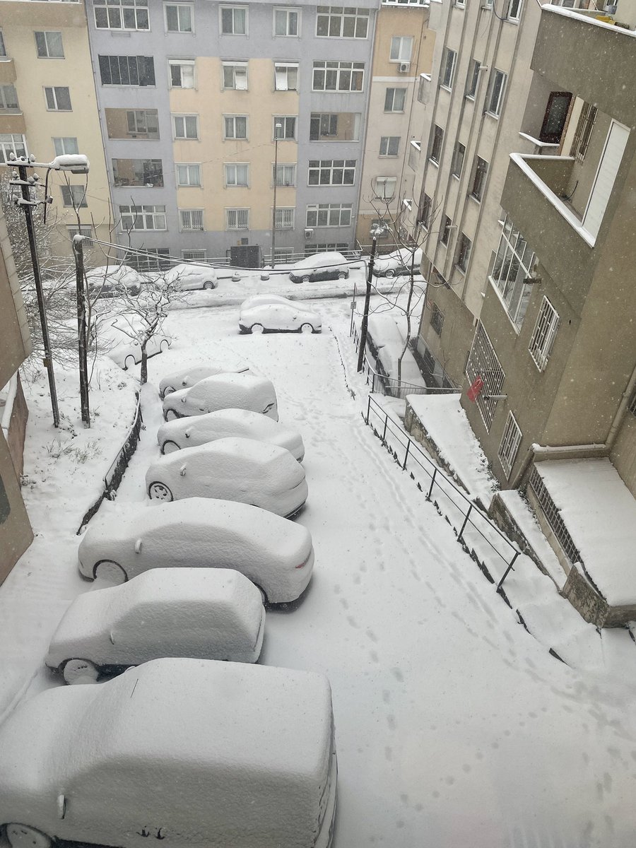 Araçlarınız canla başla çalışıyor biliyorum. Zerdali sokak ta gezen kar aracı bi yukarı çıksa… Bu sefer lütfen Gülbahar Sokağı unutmayın!!! Dikilitaş Mh. Gülbahar sokak. Kolay gelsin <a href="/BesiktasBel/">Beşiktaş Belediyesi</a>
