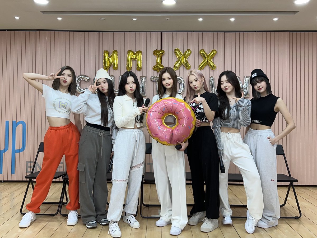 jangrkyujin's tweet photo. Did NSWER enjoy our VLIVE last night? How was it? Sorry to keep NSWER to stay awake till midnight. Sarangthaeee~ 🙆🏻‍♀️ https://t.co/FUb0GukW55