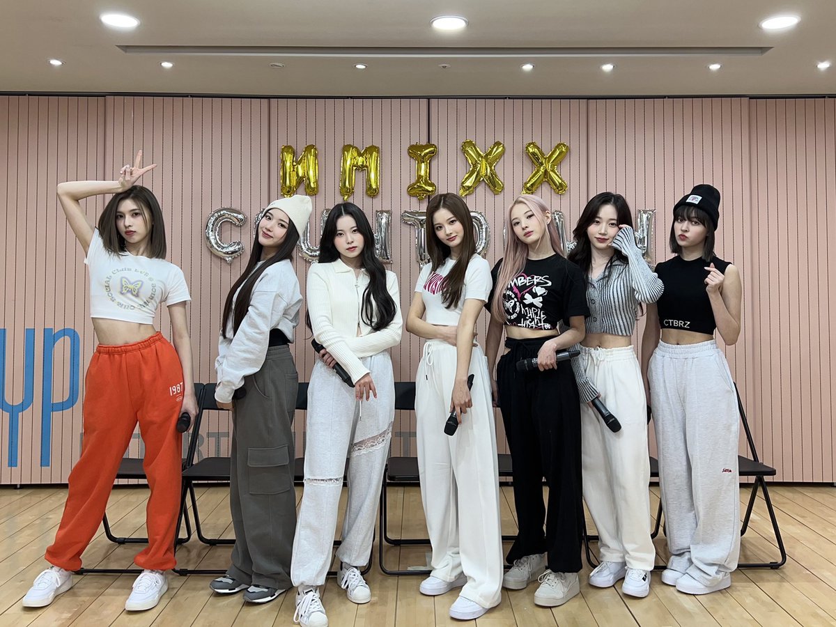 jangrkyujin's tweet photo. Did NSWER enjoy our VLIVE last night? How was it? Sorry to keep NSWER to stay awake till midnight. Sarangthaeee~ 🙆🏻‍♀️ https://t.co/FUb0GukW55