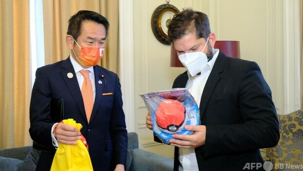 [閒聊] 日本大使贈與智利下任總統神奇寶貝球