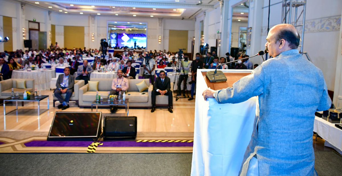 CMofKarnataka's tweet photo. ಮುಖ್ಯಮಂತ್ರಿ @BSBommai ಅವರು ಡೆಕ್ಕನ್ ಹೆರಾಲ್ಡ್ ದಿನಪತ್ರಿಕೆ ಬೆಂಗಳೂರಿನಲ್ಲಿ ಇಂದು ಆಯೋಜಿಸಿದ್ದ #DHBengaluru2040 ಕಾರ್ಯಕ್ರಮಕ್ಕೆ ಚಾಲನೆ ನೀಡಿ ಮಾತನಾಡಿದರು. https://t.co/ucSNlbhLhh