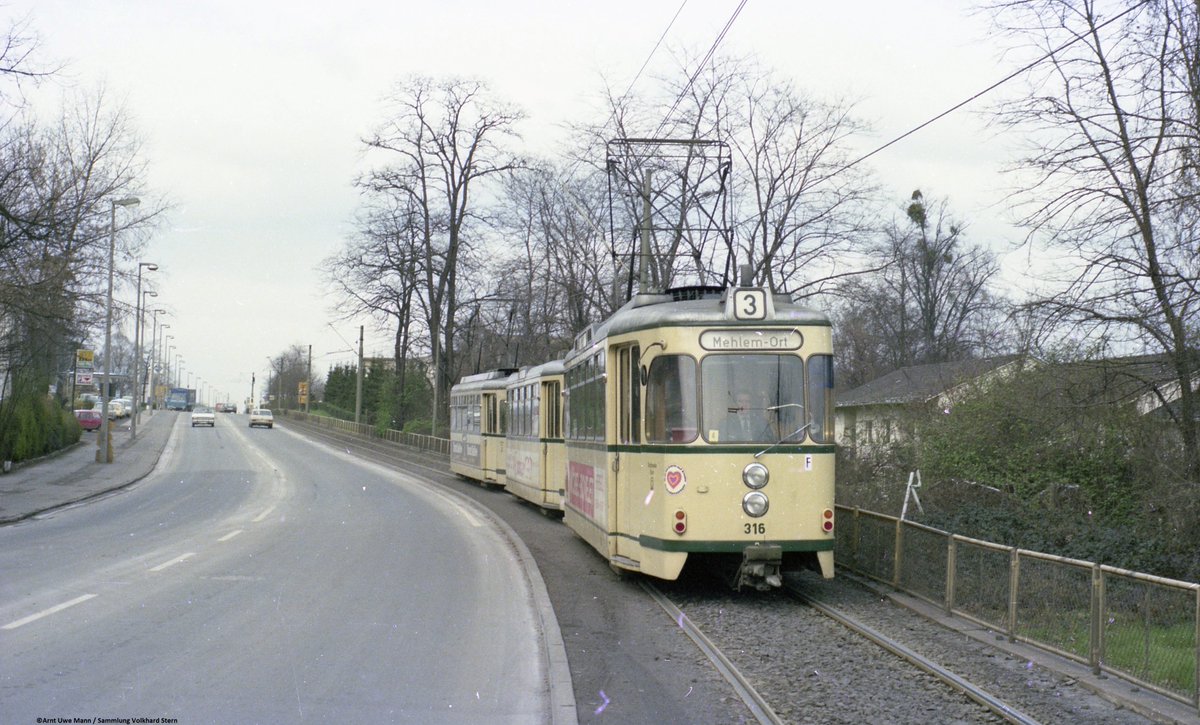 SWBBusundBahn's tweet photo. #oldiesbutgoldies Die damalige Linie 3 mit dem TW 316 mit zwei "Beiwagen" unterwegs zur Endhaltestelle Mehlem Ort. Entstanden ist das Bild im im März 1975. Wer weiß denn, wo das Bild entstanden ist? 
#swb #busundbahn #bonn #linie3
Foto ©Arnt Uwe Mann / Sammlung Volkhard Stern https://t.co/abYYk17lRQ
