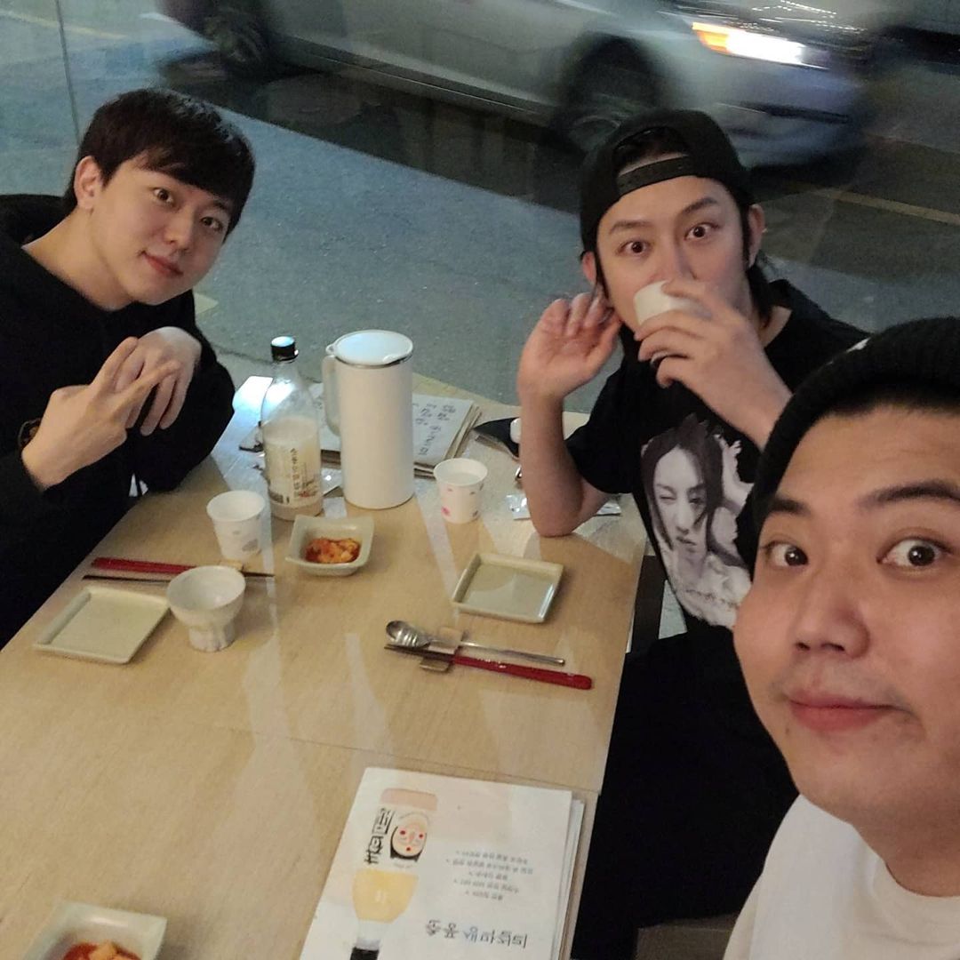 SujuInsUpdates's tweet photo. [#HEECHUL] 211225 ohyunmin Instagram update

"크리스마스는 오붓하게 형님들이랑 😍"

#슈퍼주니어 #SuperJunior 
https://t.co/OndsV9E5Tw https://t.co/t6XNoXs0ga