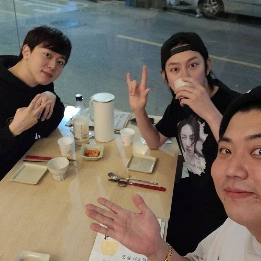 [#HEECHUL] 211225 ohyunmin Instagram update

"크리스마스는 오붓하게 형님들이랑 😍"

#슈퍼주니어 #SuperJunior 
instagram.com/p/CX5v9yTvOtw/