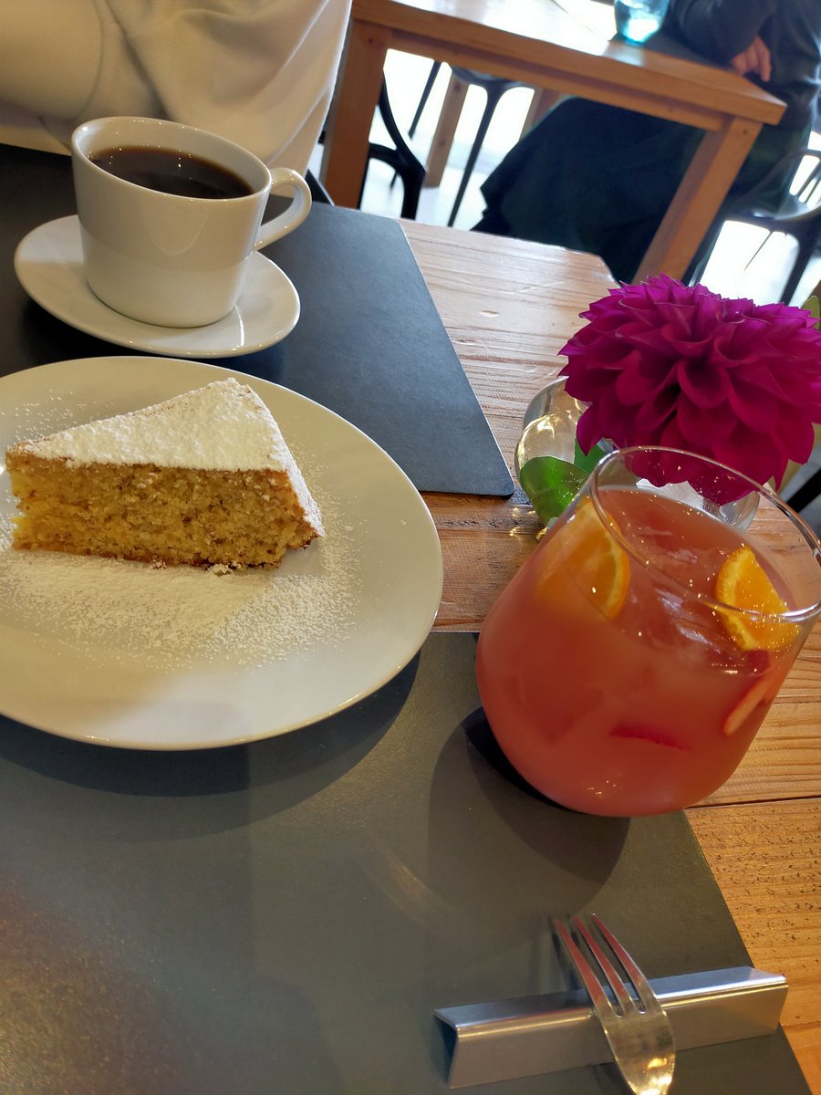 legrandbleu13's tweet photo. 隣町のオシャンティーなお店へ✨

嫁　ホットコーヒー
俺　ピンクグァバジュース

逆じゃね！？🤣 https://t.co/txk457enkH