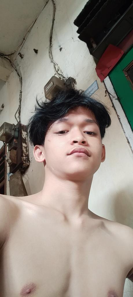 Repalcyrus's tweet photo. BETE NIH GAK ADA YANG CHAT KNP https://t.co/3Nq7zP40ED