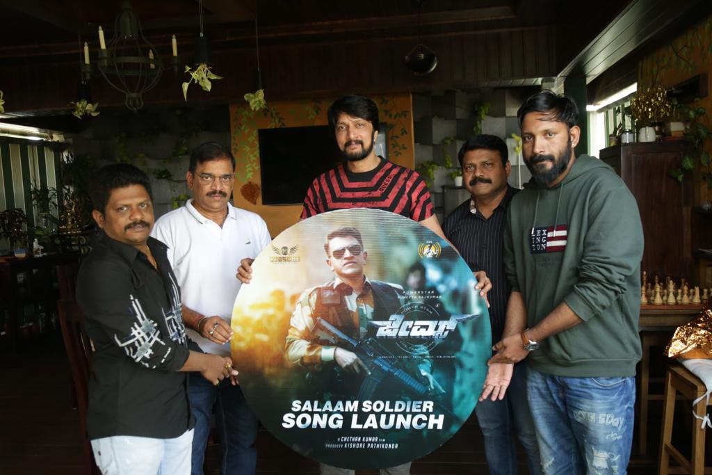 MithilJ7's tweet photo. . @KicchaSudeep unveils the second song from #PuneethRajkumar #James
out on @PRKAudio @BahaddurChethan directorial backed by #KishorePathikonda to release on #March17 👇 #NSRajkumar #ManjunathGowda
https://t.co/TDlHxaIsyw https://t.co/JwixDBfY8H