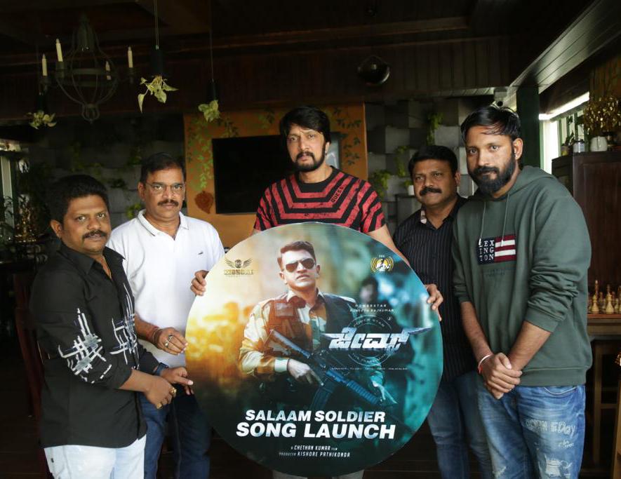 MithilJ7's tweet photo. . @KicchaSudeep unveils the second song from #PuneethRajkumar #James
out on @PRKAudio @BahaddurChethan directorial backed by #KishorePathikonda to release on #March17 👇 #NSRajkumar #ManjunathGowda
https://t.co/TDlHxaIsyw https://t.co/JwixDBfY8H