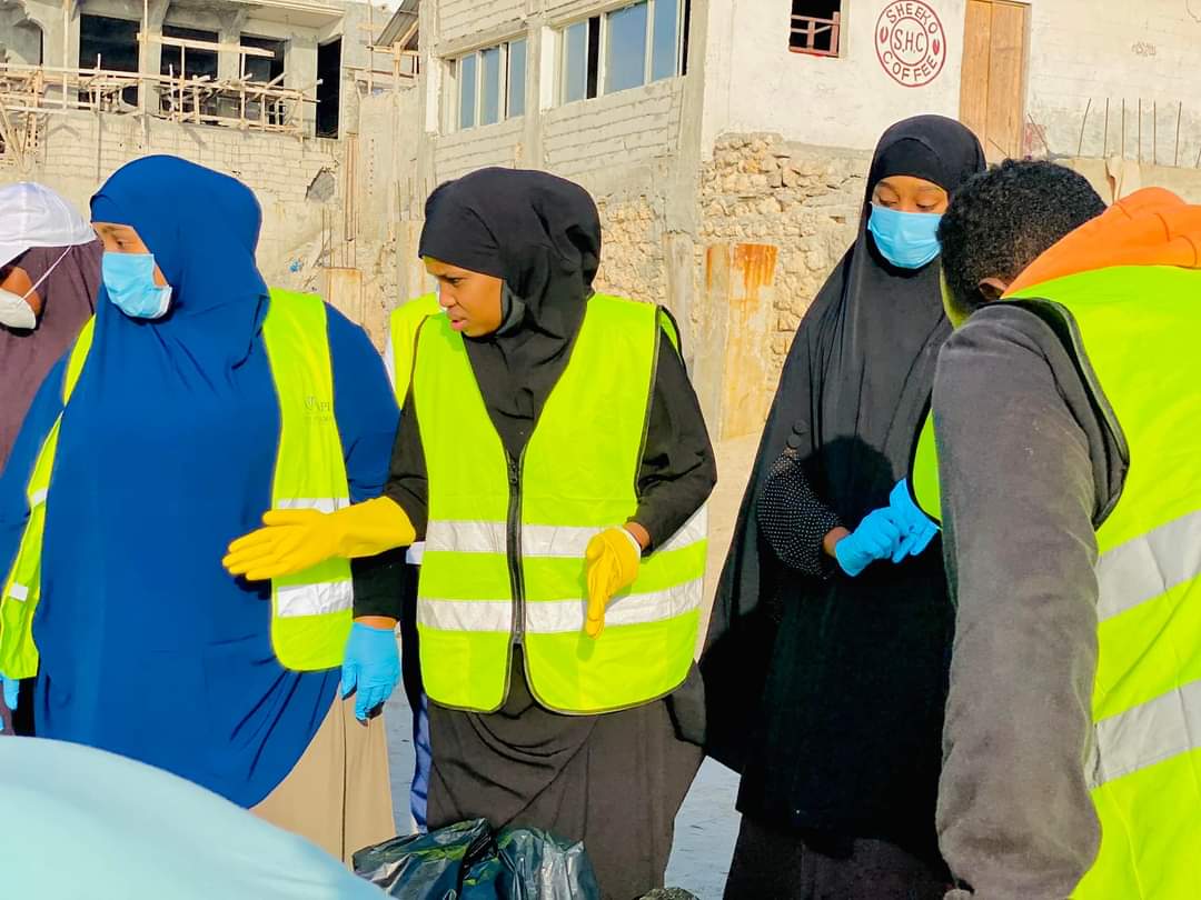 AhmedHshi's tweet photo. Muwaaddinnimadu waxa ay u baahan tahay in aan gudanno!. Waa in aan dalkeenna wax u qabanee haba yaraatee!.🇸🇴

Nadiif soo ku naso.😊🇸🇴💯
#Nala_nadiifi_dalkeenna 🇸🇴🥰
#ololaha_nadiifinta_xeebta_liido
#Maya_qashin🚫🙅‍♀️.

@NajmaBila https://t.co/2rjuysDcD6