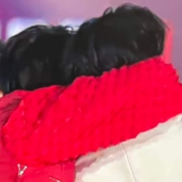 kim__ta_ta's tweet photo. vista frontal                             vista trasera
#taekook https://t.co/D8amTVWT1K