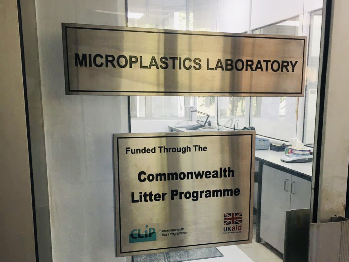 UKinSriLanka's tweet photo. Head of Prosperity @UKinSriLanka and colleagues from @CefasGovUK open the new #CommonwealthLitterProgramme funded microplastics testing lab &amp; marine litter database at the Industrial Technology Institute, supporting Sri Lanka’s #oceanprotection. 

#blueeconomy #plasticpollution https://t.co/pLTTLwmGJc