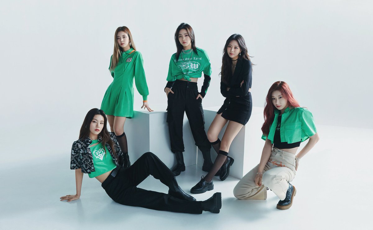 nayo_ungi's tweet photo. This season we had the opportunity to collaborate with a well-known brand in Japan, H&amp;M. The captivating collaboration with an elegant green theme, snatched all gazes handily. We'll be showing up with another ITZY x H&amp;M collection on the following dates. See you on 24 March. 🍏 https://t.co/mkDwr3ziR3