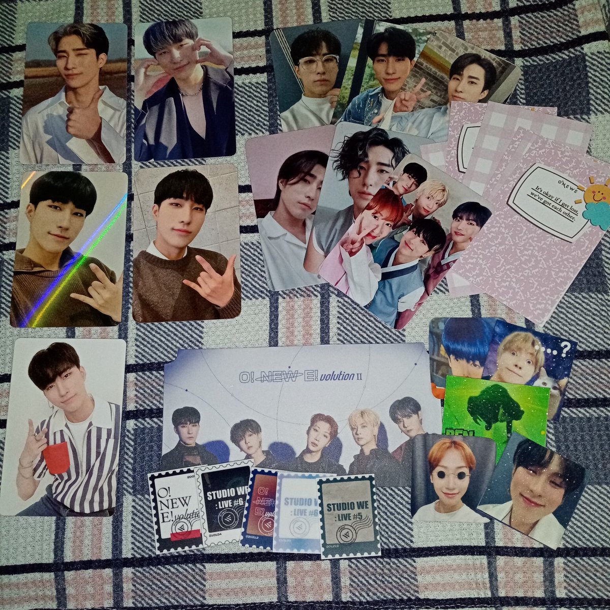 harinsdrumstick's tweet photo. andito na po sila~naiiyak po talaga ako sa sobrang tuwa't kilig...grabe rin po yung freebies, ang dami sobra, dami ko rin pong tawa sa Harin ben10😭 tysm po for packing them safely~ and also for trading with me ng Harin O!NE!evolution I pc ^^ until next budol po~ 💚 #wc_Feedbacks https://t.co/k7h5SF6aS9