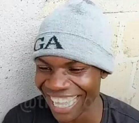 VernacPrince's tweet photo. Ucashe ngaphansi kombheda ngibo kacherry angene ubaba wakhe endlini uzwe ethi ncela uphume ngaphansi lapho ngifuna izicathulo zami uzathi subuyela🤔🤔 https://t.co/nrBeY7kM2f