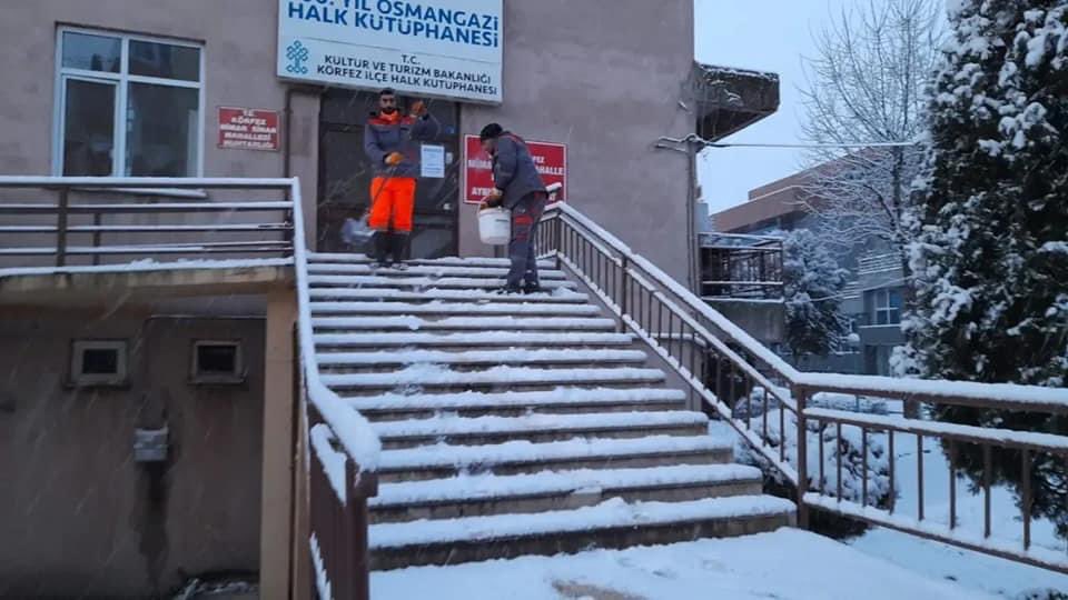korfezbelediye's tweet photo. 🔹Sizler için 7/24 teyakkuz halindeyiz. ❄️ 🚜

📌Tüm ekiplerimiz sabahın ilk ışıkları ile birlikte   vatandaşlarımızın güvenliği için #tuzlama ve solüsyon çalışmaları gerçekleştirdi . 

#KarlaMucadele
#KorfezBelediyesi
#HepbirlikteYenihedeflere https://t.co/MytNd5vGXY