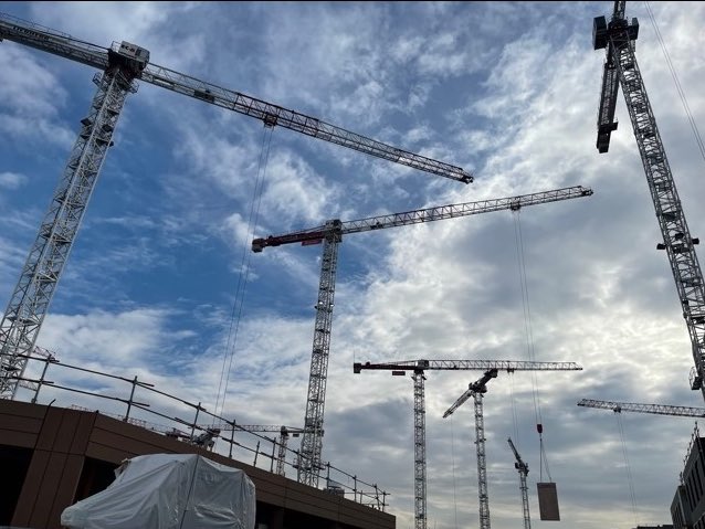 VBedague's tweet photo. Ballet de 🏗 majestueuses sous le ciel moutonneux de @VilleSaintDenis, @villesaintouen et de @Ileentransition qui accueilleront le Village des Athlètes pour @Paris2024. Les travaux du Secteur E lancés en juillet avancent bien pour le groupement @Nexity @EiffageImmo @CDC_Habitat https://t.co/zCSuZ3Xkci