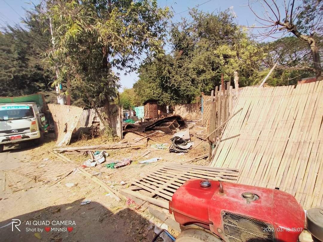 Deon91930131's tweet photo. In MyitNge town, Anarapura tsp, Mandalay, juntas distributed the threatening letters to the residents  from the villages in order to demolish their houses and also remove. #VillagesBurntDownByJunta #2022Mar11Coup #WhatsHappeningInMyanmar https://t.co/DcZZezy491