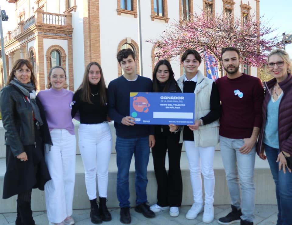 MLGparticipa's tweet photo. La ilusión de los ganadores #TourdelTalento 
@FPdGi  #Curioseadores @maristasmalaga  por su plan de enseñar las #SoftSkills en el sistema educativo y #TheResearchers @ColegioEP  por unir a estudiantes y #tejidoempresarial. #Reto3+ #ImpactoSocial #PlanInnovaciónMLG 
@MLGparticipa https://t.co/88k4JdfJh6