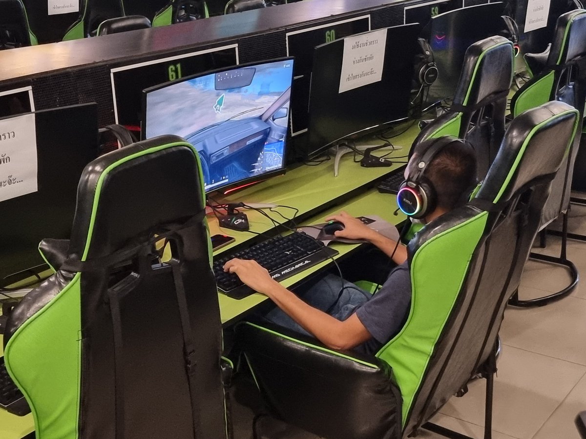 MayWongST's tweet photo. #Thailand medical experts say #COVID19 lockdown of schools contributed to #gaming addiction rise. Psychiatrists report seeing more new patients. Many addicts also becoming younger aged between 9 &amp; 12 years old. Watch story 👉🏼 https://t.co/XGYc5TGUiZ  
#whatshappeninginthailand https://t.co/TRhHaVEwn5