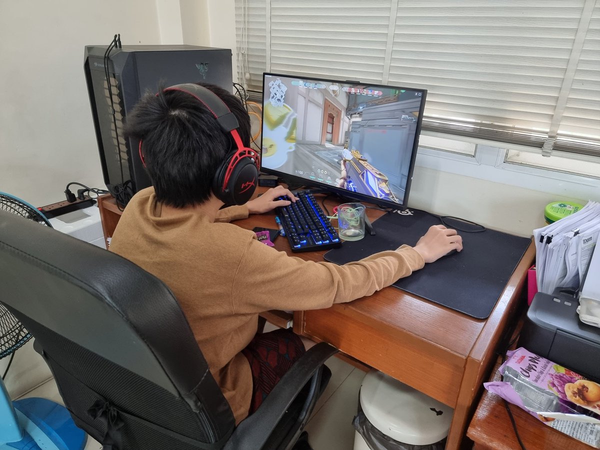 MayWongST's tweet photo. #Thailand medical experts say #COVID19 lockdown of schools contributed to #gaming addiction rise. Psychiatrists report seeing more new patients. Many addicts also becoming younger aged between 9 &amp; 12 years old. Watch story 👉🏼 https://t.co/XGYc5TGUiZ  
#whatshappeninginthailand https://t.co/TRhHaVEwn5